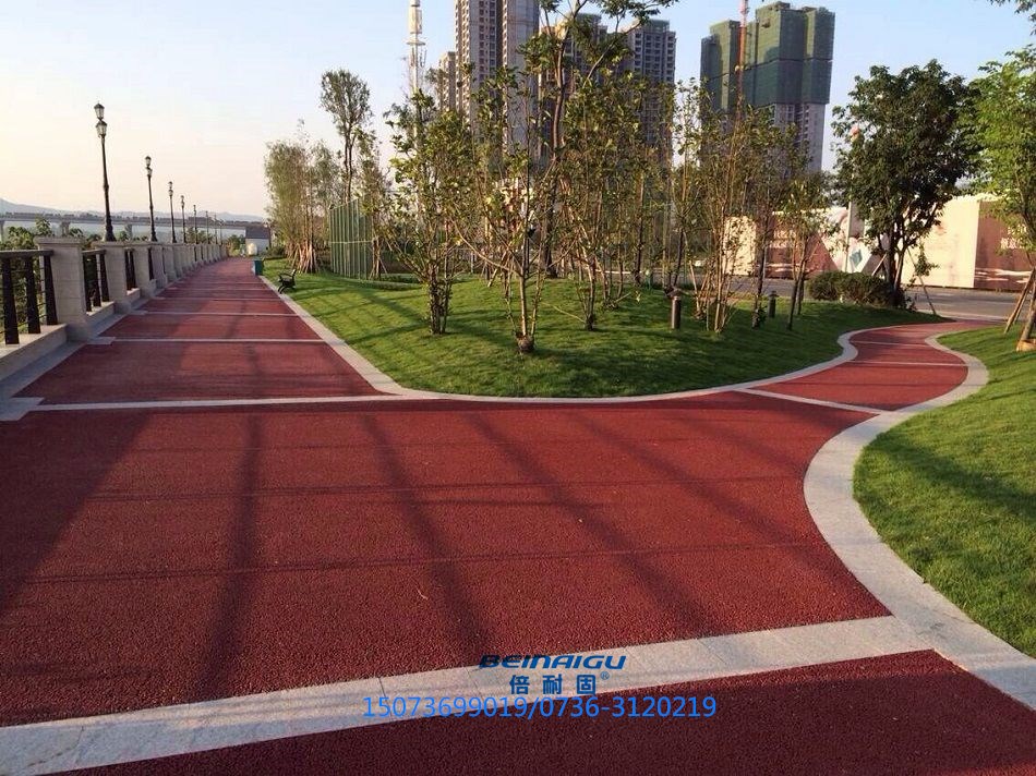 透水地坪掉石子的原因是什么？